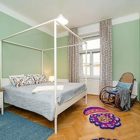 Playful 2-bedroom In The Center Lägenhet *