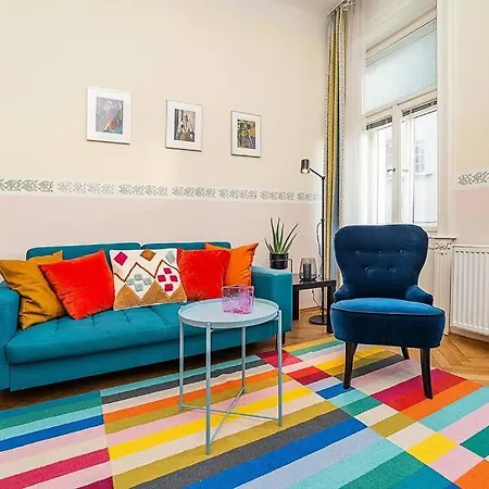 Playful 2-bedroom In The Center *