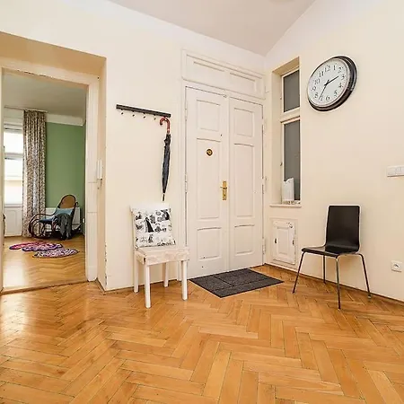 Playful 2-bedroom In The Center Lejlighed Prag