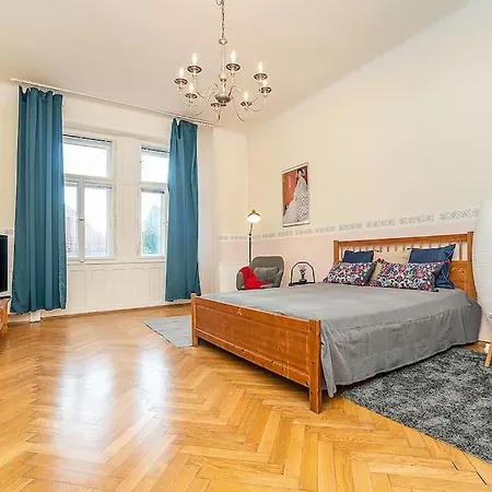 Playful 2-bedroom In The Center *